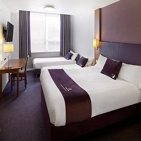 Premier Inn Wolverhampton City Centre ภายนอก รูปภาพ