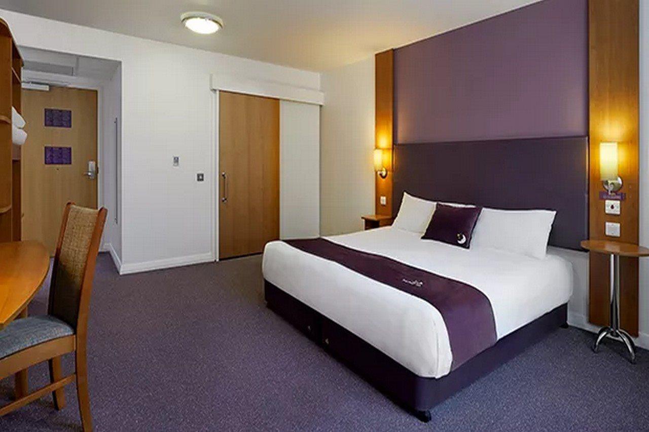 Premier Inn Wolverhampton City Centre ภายนอก รูปภาพ