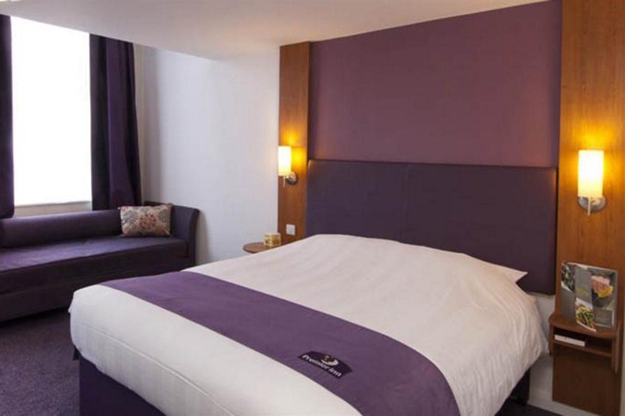 Premier Inn Wolverhampton City Centre ภายนอก รูปภาพ
