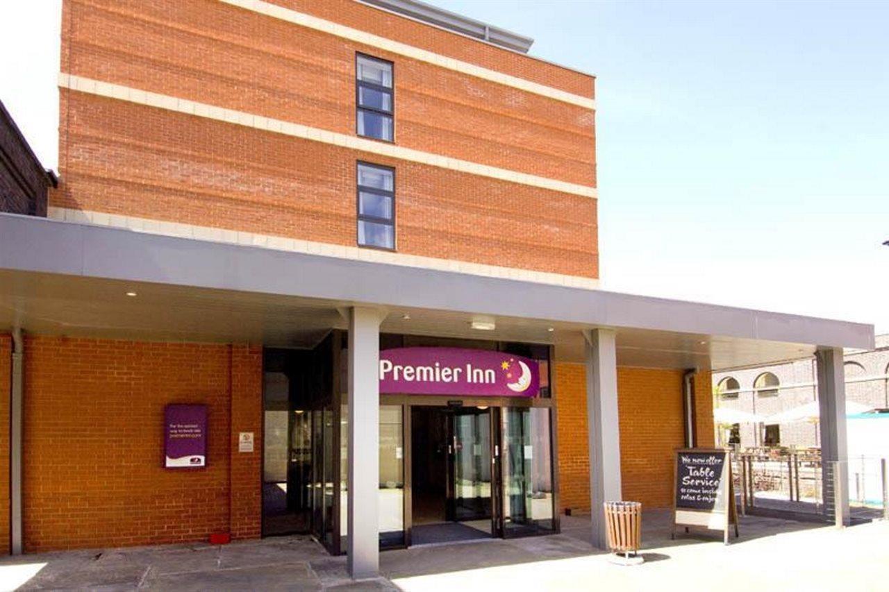 Premier Inn Wolverhampton City Centre ภายนอก รูปภาพ